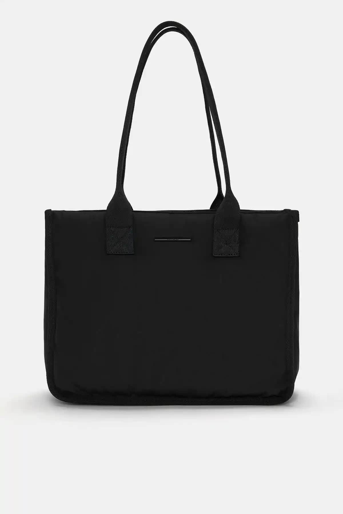 Pull & Bear Naylon ve Stradivarius Kumaş Tote Çantaları Karşılaştırması