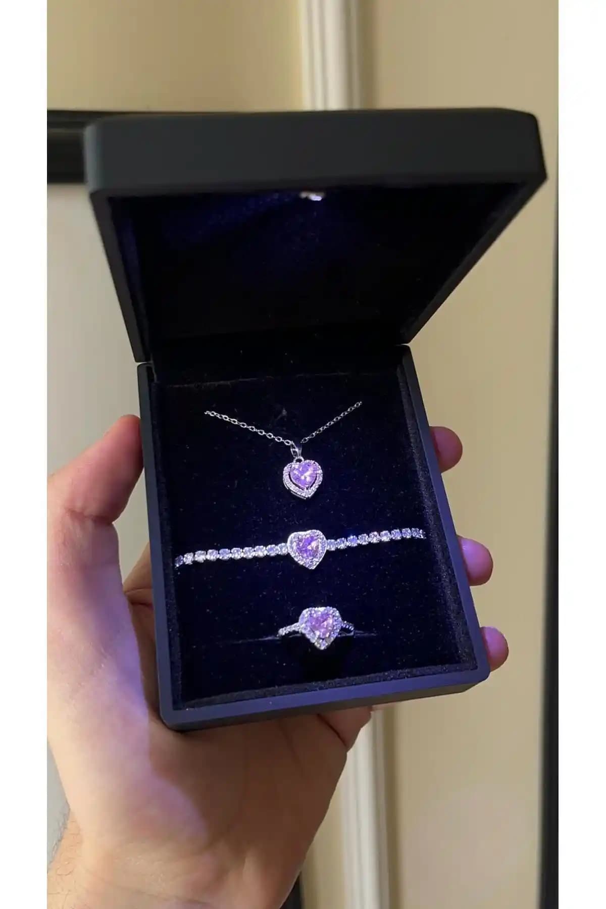 Sepetten Eve Işıklı 3’lü Kolyeli Kalpli Yüzük ve Bileklik Seti Şık ve Anlamlı Hediye Seçeneği