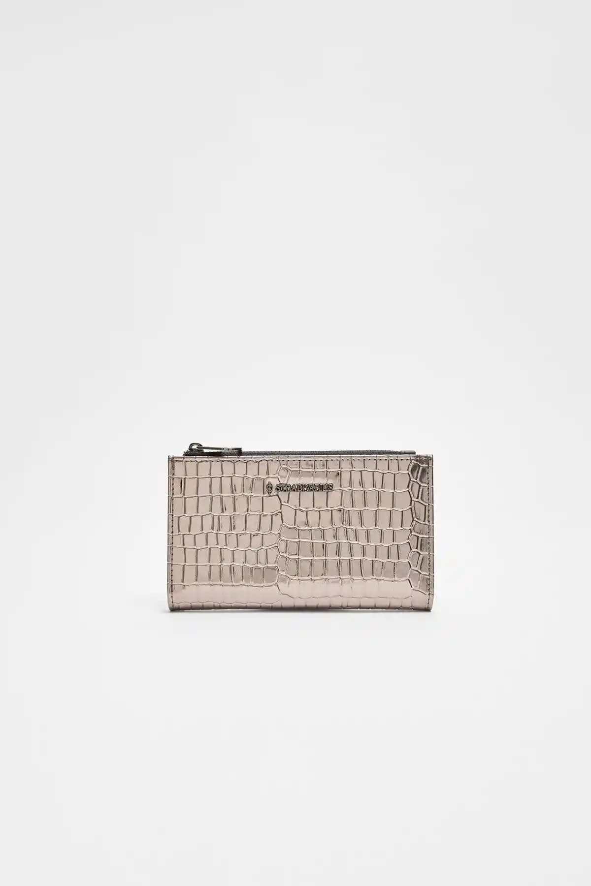 Stradivarius Basic Fermuarlı Cüzdan ve Timsah Desenli Kartlık Karşılaştırması