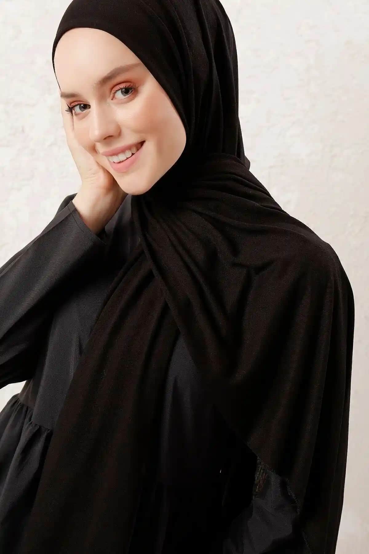 Tachnisa Kadın Siyah Penye Şal: Şıklık ve Konfor Sunan Çok Yönlü Aksesuar