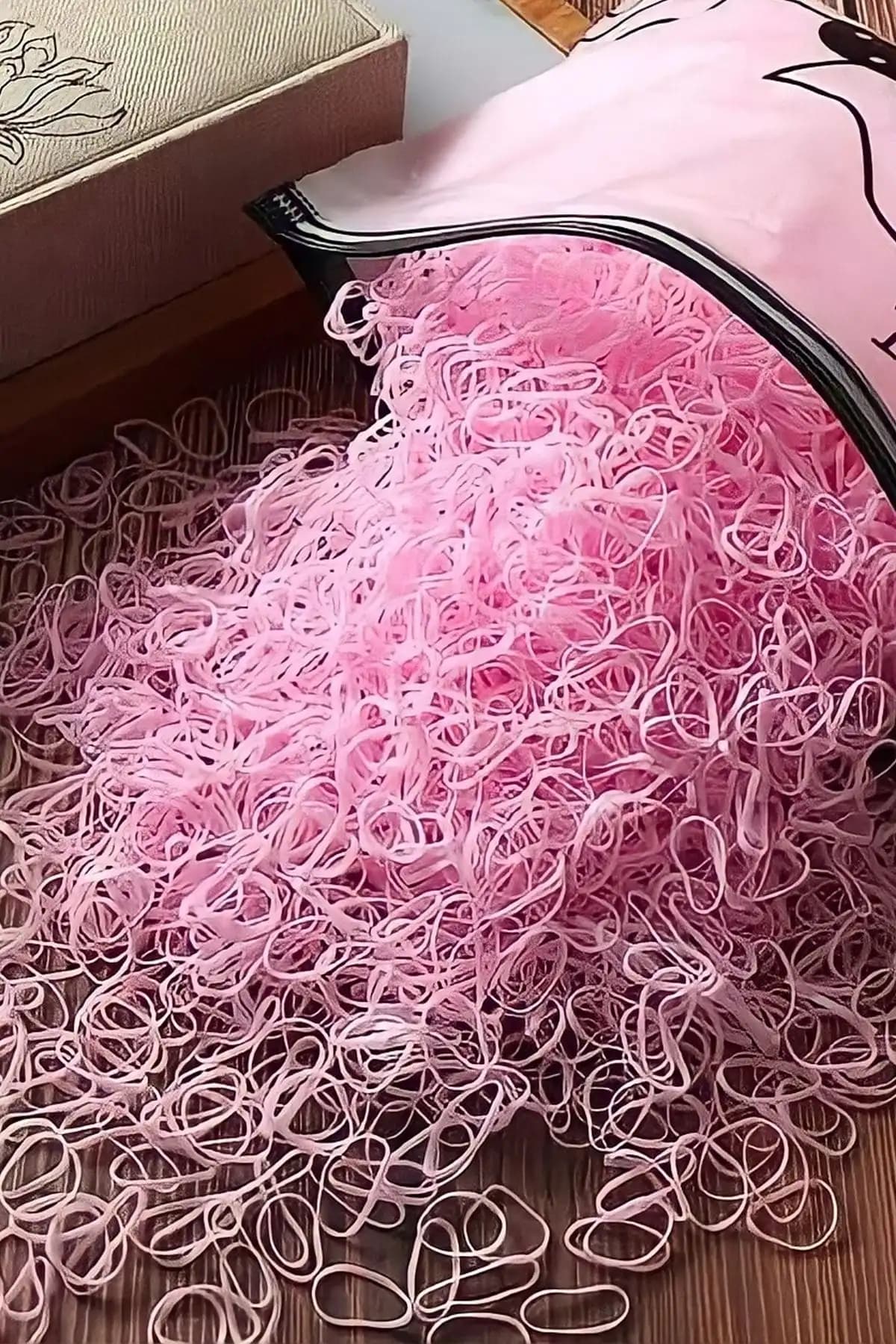 Toz Pembe Saç Örgü Lastiği - Modern ve Dayanıklı Saç Aksesuarı