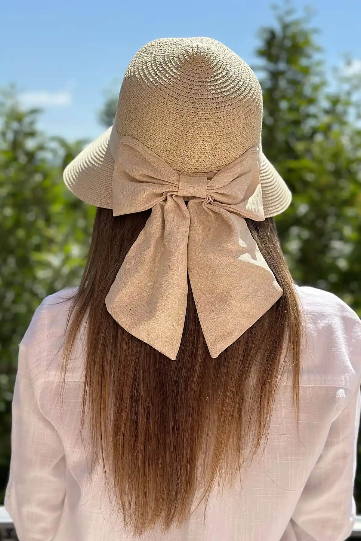 Yaz Aylarında Kullanılan Hasır Şapkaların Karşılaştırması ve Seçim Kılavuzu